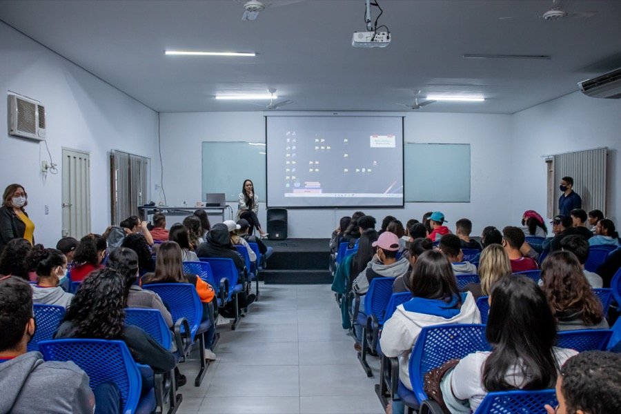 Palestra em auditório lotado